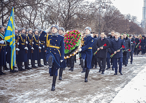 3000 живых цветов возложили на площади Победы к памятнику неизвестному солдату в городе Воронеж