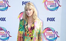 Тейлор Свифт в ультракоротком комбинезоне, Зендая в объемной рубашке и другие звезды на Teen Choice Awards 2019