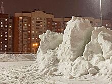 Коммунальщики в Петербурге начали сбрасывать снег на головы и машины горожан