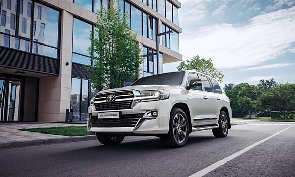 В России обновился самый дорогой Toyota Land Cruiser 200