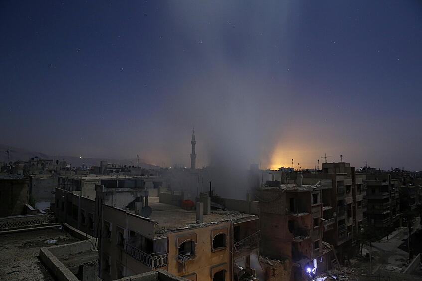 Первое место в категории «Горячие новости. Серия». На фото: последствия авиаударов в Сирии. Фотограф: Sameer Al-Doumy, Сирия