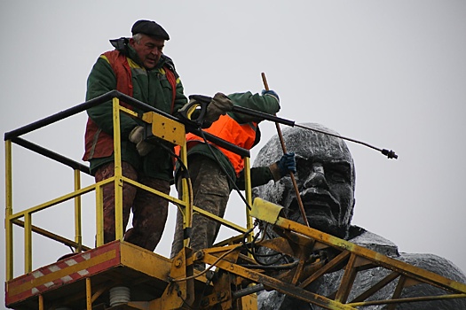 В Новосибирске отмыли памятник Ленину на главной площади