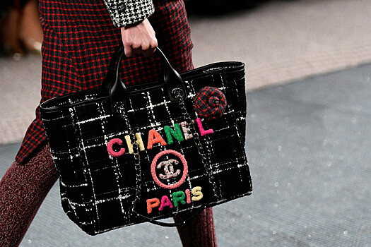 В московском салоне красоты начали принимать к оплате сумки Chanel