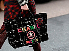 В московском салоне красоты начали принимать к оплате сумки Chanel