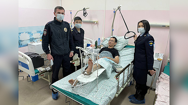 Полицейские Якутии оказали помощь мужчине, который при падении на улице в 30-градусный мороз сломал ногу