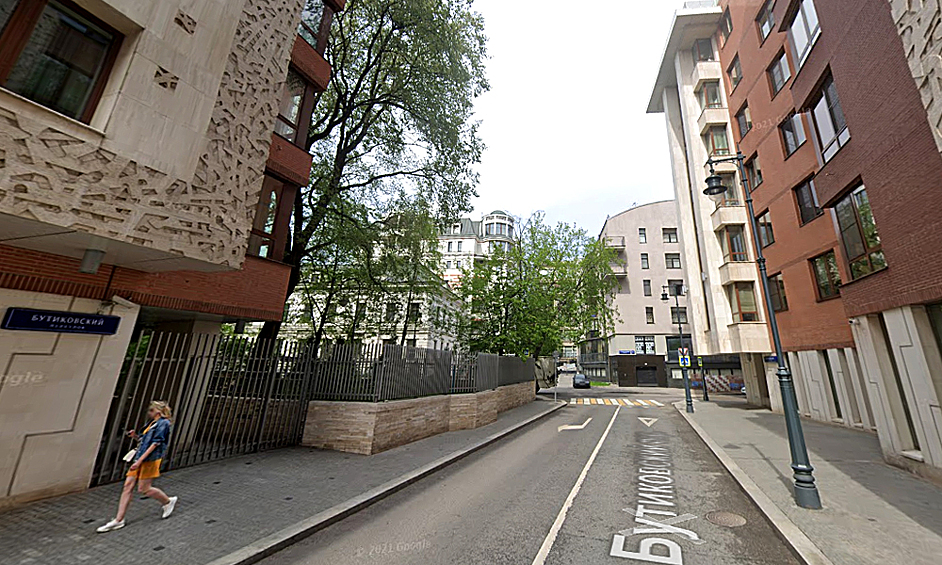 Также одной из улиц с самым дорогим жильем эксперты назвали Бутиковский переулок в Хамовниках, где квадратный метр в среднем обойдется в 3,4 миллиона рублей