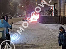 В Москве на видео сняли Citroen Berlingo, который вспыхнул на глазах у людей