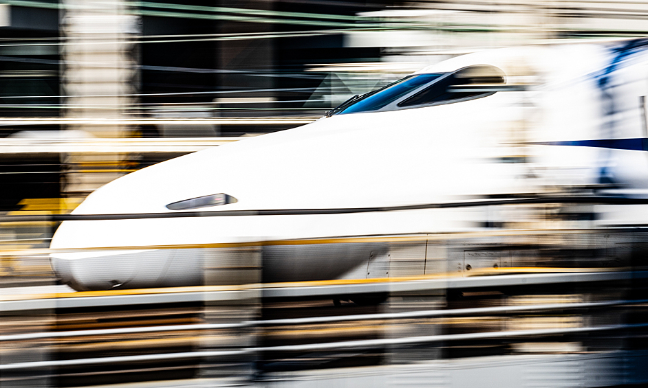 «Синкансэн». Легендарный японский поезд-пуля  способный разгоняться до 320 км/ч. Первая железнодорожная линия «Синкансэн» была открыта в 1964 году и стала настоящим прорывом в отрасли. 500-километровый путь от Токио до Осаки занимал в то время рекордные 2,5 часа