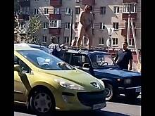 Голая женщина парализовала движение в Подмосковье