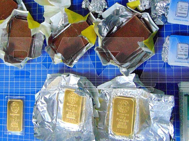 Женщина попыталась вывезти из РФ три золотых слитка, спрятанных в шоколаде «Аленка»