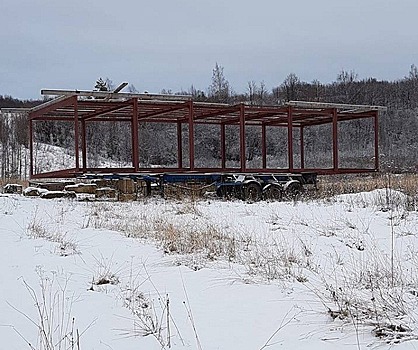 Незаконно возведённый каркас здания в Изборско-Мальской долине до сих пор не снесён