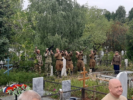 В Челябинске с воинскими почестями похоронили добровольца Владимира Агеева