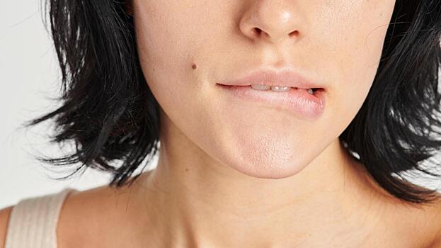 Ученые нашли связь герпеса на губах с будущей потерей памяти