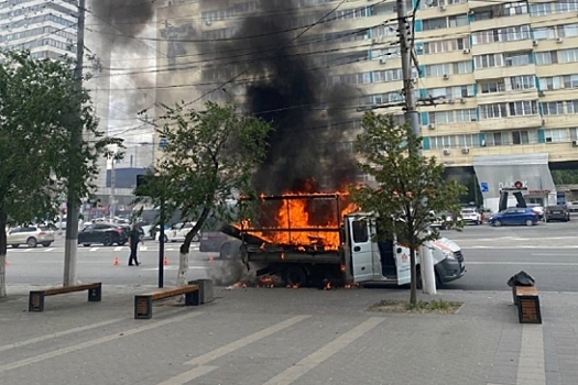 Грузовой автомобиль вспыхнул в центре Волгограда