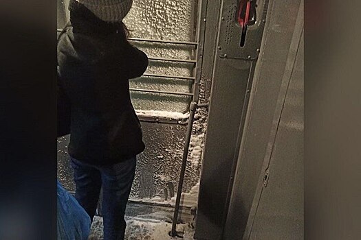 Жители Подмосковья пожаловались на обледеневшую электричку