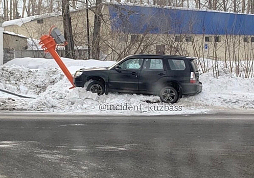 Иномарка врезалась в светофор в результате ДТП в Кемерове