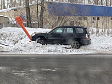 Иномарка врезалась в светофор в результате ДТП в Кемерове