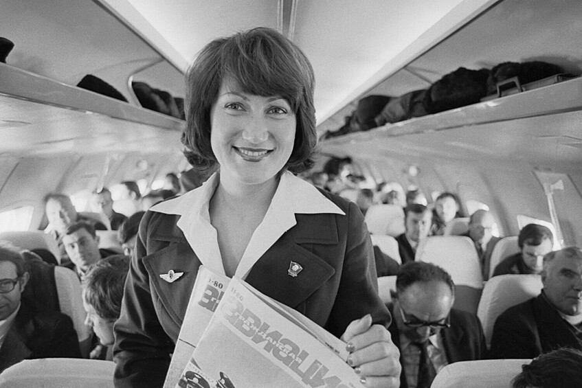 Стюардесса Татьяна Злобина в салоне самолета Як-42, СССР, 1 мая 1980 года