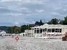 «Слышали? Что-то бомбануло». Туристам в панике пришлось покидать пляжи Сочи из-за атаки беспилотников