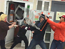 "Не берут на работу меня с судимостью!": драка в московском магазине попала на видео