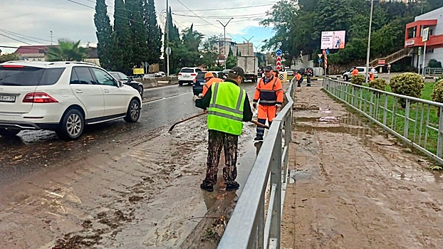 В Сочи возобновили движение по федеральной трассе после сошедшего на нее камнепада