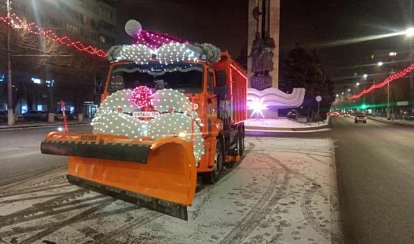 На уборку дорог в Волгограде вышла «новогодняя» спецтехника