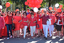 Бишкекчанки в красных платьях — яркая акция для женщин Кыргызстана