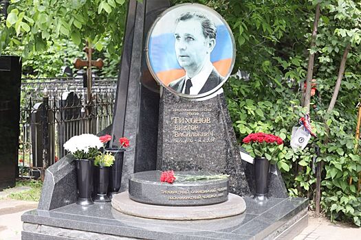 Воспитанники ЦСКА возложили цветы к памятной доске Виктора Тихонова