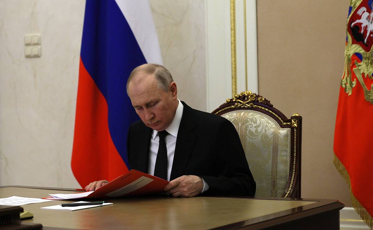 Путин поручил скорректировать стратегию национальной политики России