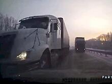 Водитель легковушки спас жизнь, проскочив между грузовиками: видео