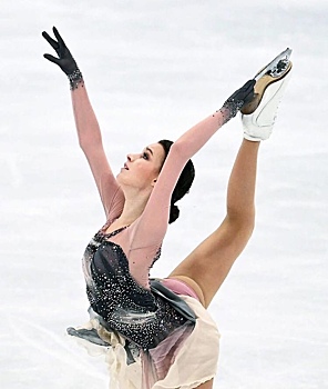 Анна Щербакова встала на лед после травмы