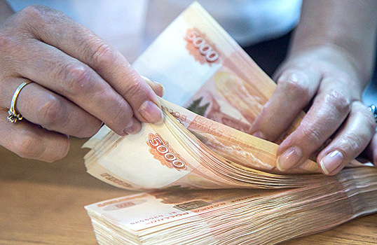 В Москве мошенники убедили пенсионерку бросить им с балкона пакет с миллионом рублей