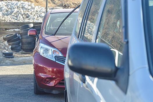 Неприятное послание оставили неизвестные на кузове дорогого автомобиля во Владивостоке