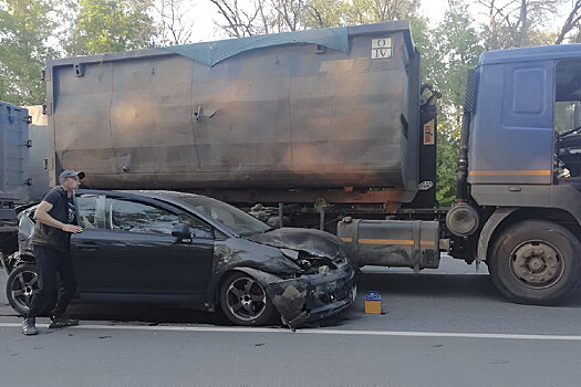 Легковушка столкнулась с тепловозом