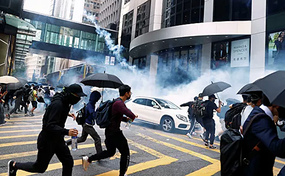 Китай призвал Великобританию не вмешиваться в дела Гонконга