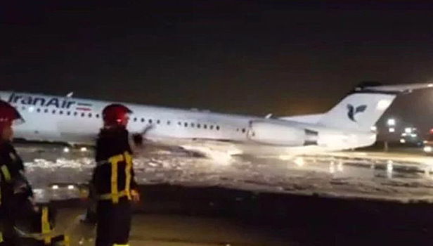 Загоревшийся при посадке самолет Iran Air сняли на видео