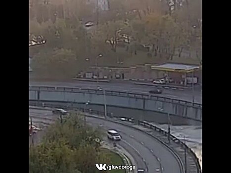 В Москве таксист погиб при падении автомобиля в Яузу