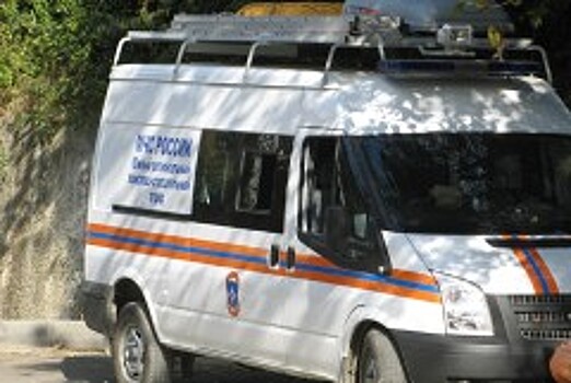 В Сочи водителя подняли из обрыва с помощью альпинистского снаряжения