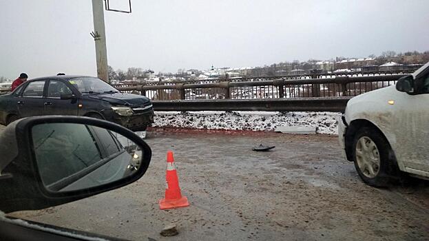 Массовая авария на мосту 800-летия Вологды затруднила движение транспорта в обе стороны