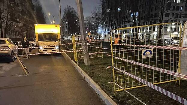 Авария на водопроводе вызвала провал грунта и наклон фонарей в Петербурге