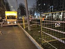 Авария на водопроводе вызвала провал грунта и наклон фонарей в Петербурге