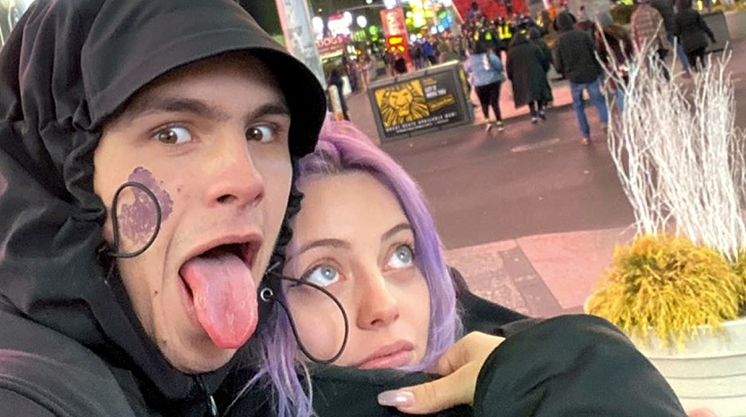 Балапан капюшонда мастурбация жасайды