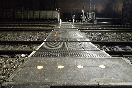 В Подмосковье появился переход через железнодорожные пути с подсветкой