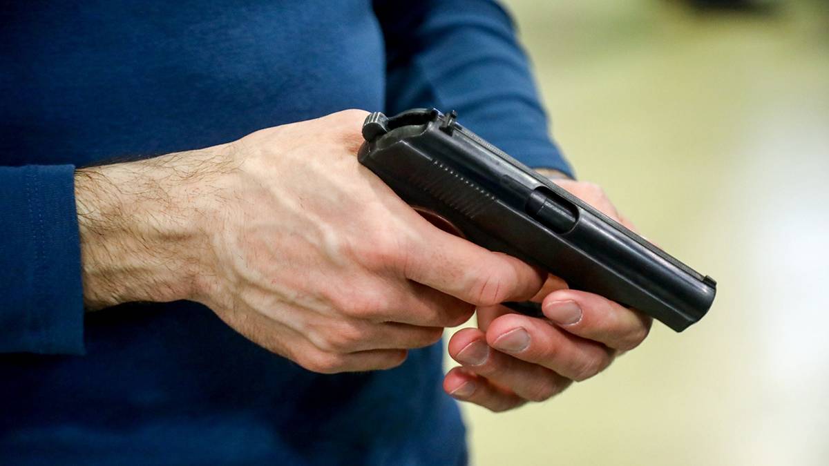 Полиция задержала мужчин, угрожавших москвичу ножом и пистолетом в Москве