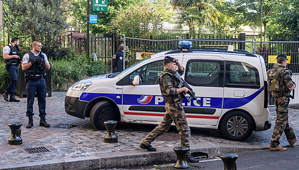 В пригородах Парижа проводятся обыски после атаки на военных