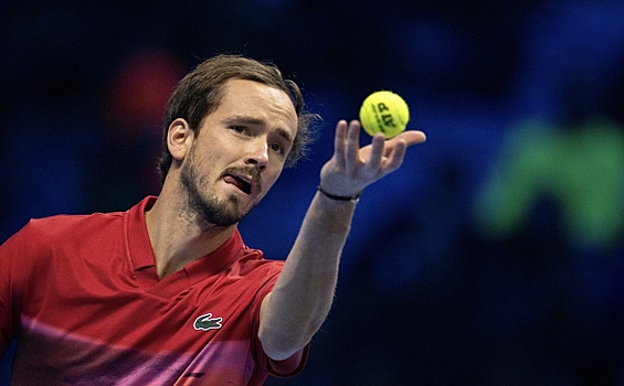 Кафельников раскритиковал игру Медведева на грунте