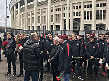 Футболисты и руководство "Спартака" почтили память жертв трагедии на матче с "Харлемом"