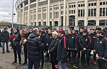 Футболисты и руководство "Спартака" почтили память жертв трагедии на матче с "Харлемом"