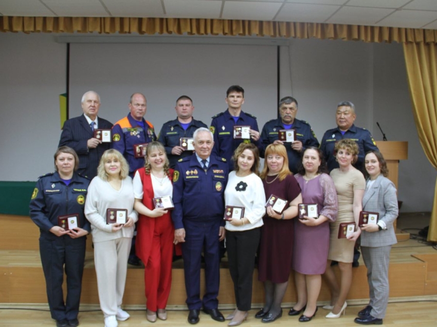 В преддверии 375 годовщины Дня пожарной охраны в ГУ «Забайкалпожспаc» наградили отличившихся специалистов