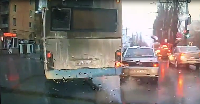 Водитель автобуса дважды врезался в автомобиль и уехал